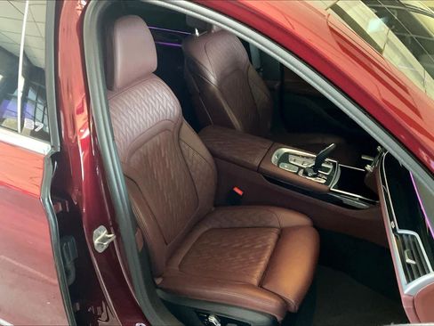 Used 2022 BMW ALPINA B7 xDrive w/ Luxury Rear Seating Package image 8