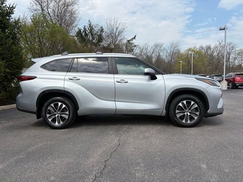 Used 2023 Toyota Highlander XLE AWD/4WD image 9