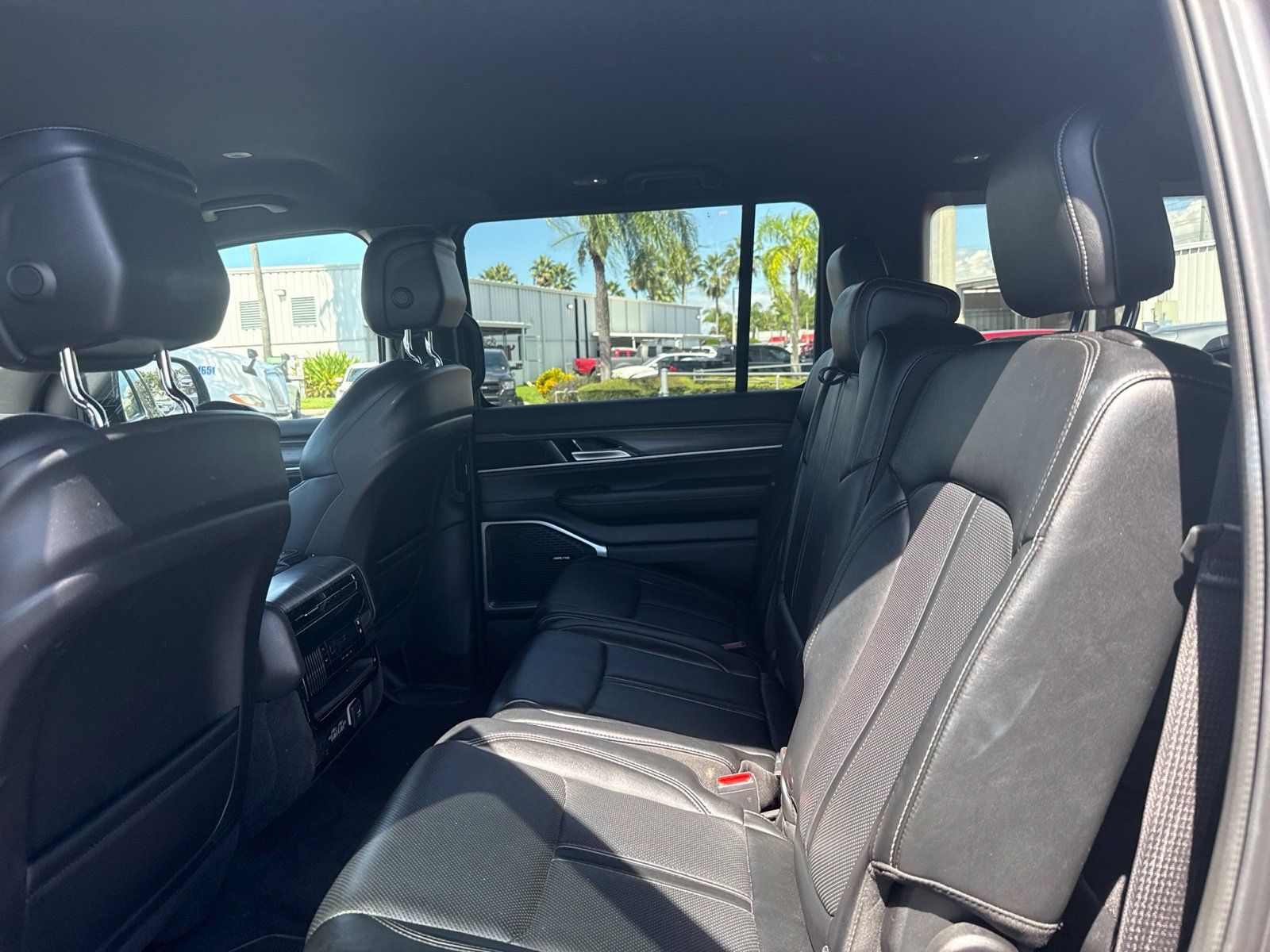 Used 2024 Jeep Wagoneer Series II w/ Flexible Seating Group RWD image 9