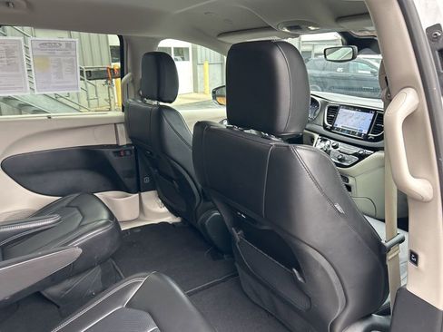 Certified 2024 Chrysler Pacifica Touring-L image 14