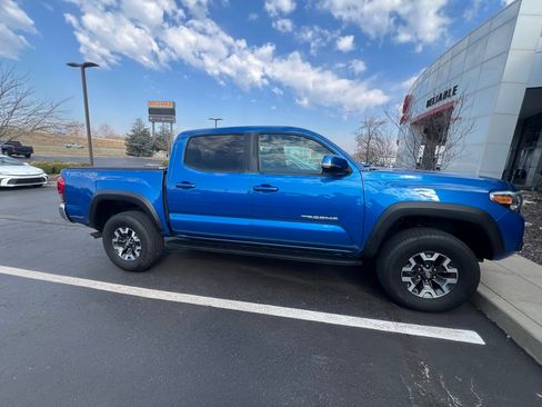 Used 2017 Toyota Tacoma TRD Off-Road image 2