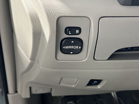 Used 2011 Toyota Camry XLE w/ SE/XLE Extra-Value Pkg FWD image 31