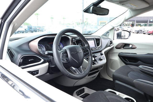 Used 2023 Chrysler Voyager LX FWD image 23