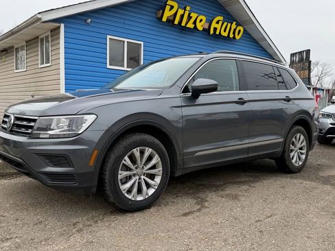 Used 2018 Volkswagen Tiguan SE w/ Panoramic Sunroof Package image 2