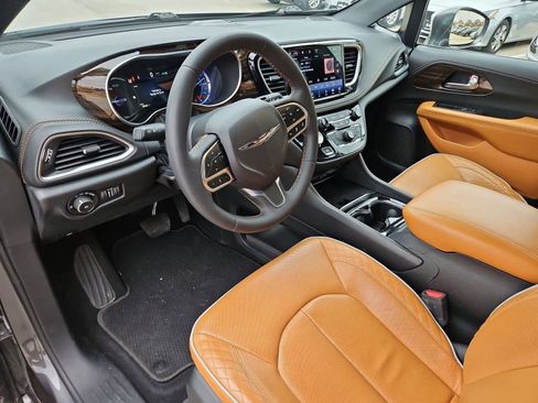 Used 2022 Chrysler Pacifica Pinnacle image 2