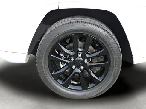 Used 2022 Jeep Grand Cherokee Laredo X RWD image 9