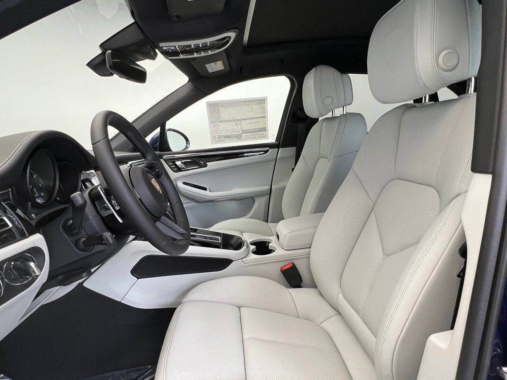 Used 2026 Porsche Macan AWD/4WD image 5