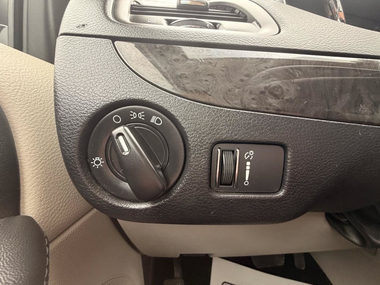 Used 2020 Dodge Grand Caravan SE w/ Rear Park Assist Package FWD image 13
