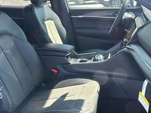 New 2026 Jeep Grand Cherokee L 2WD image 12