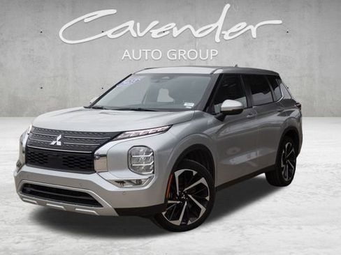 Used 2023 Mitsubishi Outlander SE image 1