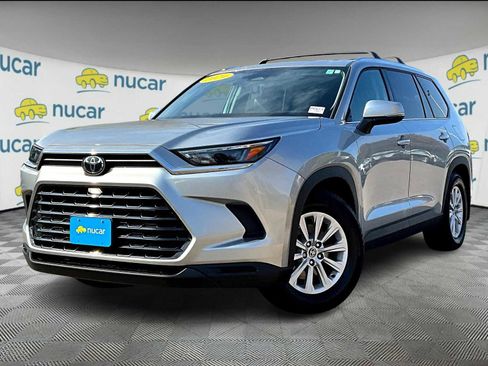 Used 2024 Toyota Grand Highlander XLE image 3