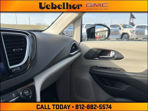 Used 2024 Chrysler Pacifica Touring-L image 37