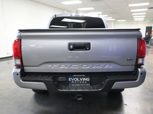 Used 2019 Toyota Tacoma TRD Off-Road w/ Technology Package image 6