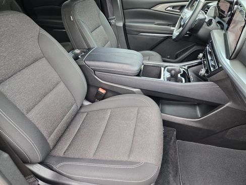 Used 2025 Chevrolet Traverse LT FWD image 14