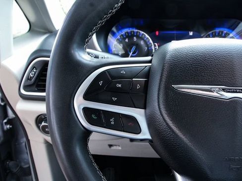 Used 2023 Chrysler Pacifica Touring-L image 18