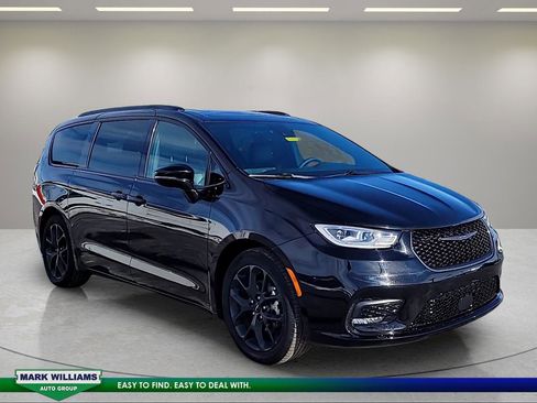 Used 2025 Chrysler Pacifica Limited image 1