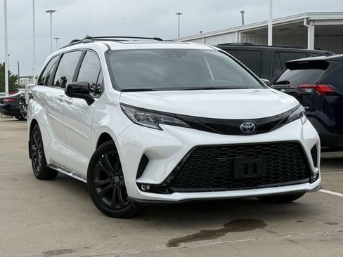 Used 2025 Toyota Sienna XSE FWD image 2