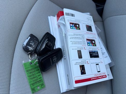 Used 2022 Toyota Corolla LE image 12