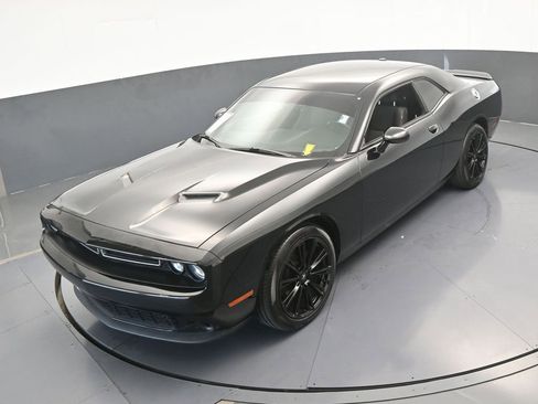 Used 2019 Dodge Challenger SXT image 44