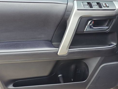 Used 2022 Toyota 4Runner SR5 AWD/4WD image 17