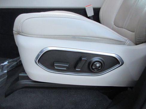 Used 2023 Jeep Wagoneer L Series III w/ Premium Group I image 37