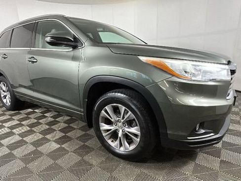 Used 2015 Toyota Highlander XLE AWD/4WD image 2