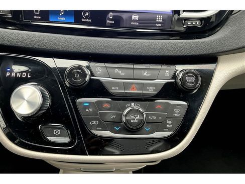 Certified 2024 Chrysler Pacifica Touring-L FWD image 30