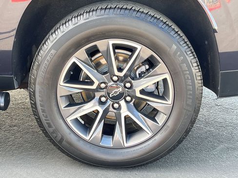 Used 2022 Chevrolet Suburban Z71 w/ Z71 Off-Road Package image 11