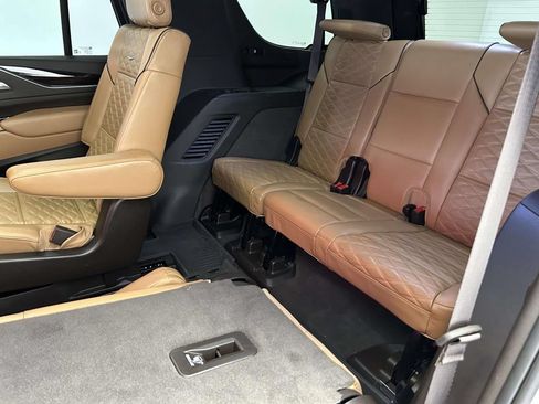 Used 2023 Cadillac Escalade Premium Luxury AWD/4WD image 18
