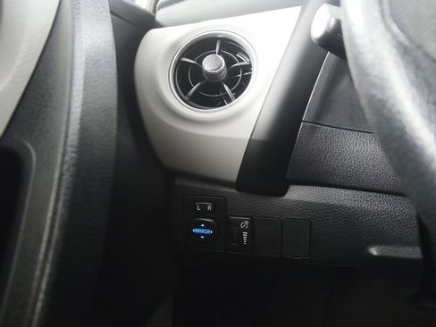 Used 2018 Toyota Corolla LE image 19