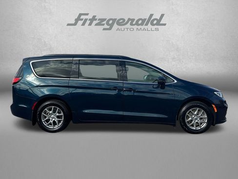Used 2021 Chrysler Pacifica Touring image 4
