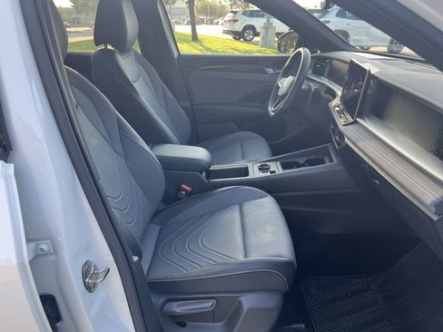 Certified 2025 Volkswagen Tiguan SE R-Line FWD image 27