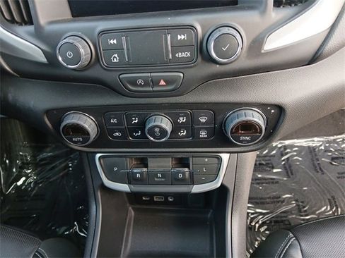Used 2024 GMC Terrain SLT image 17