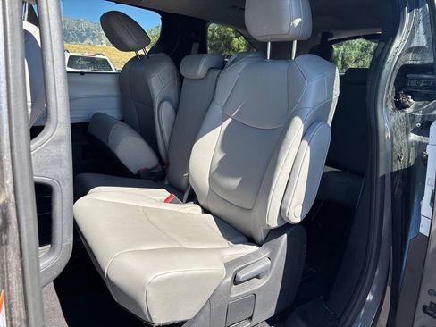 Used 2025 Toyota Sienna XLE FWD image 5