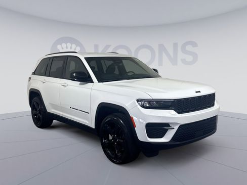 Used 2025 Jeep Grand Cherokee Altitude AWD/4WD image 10