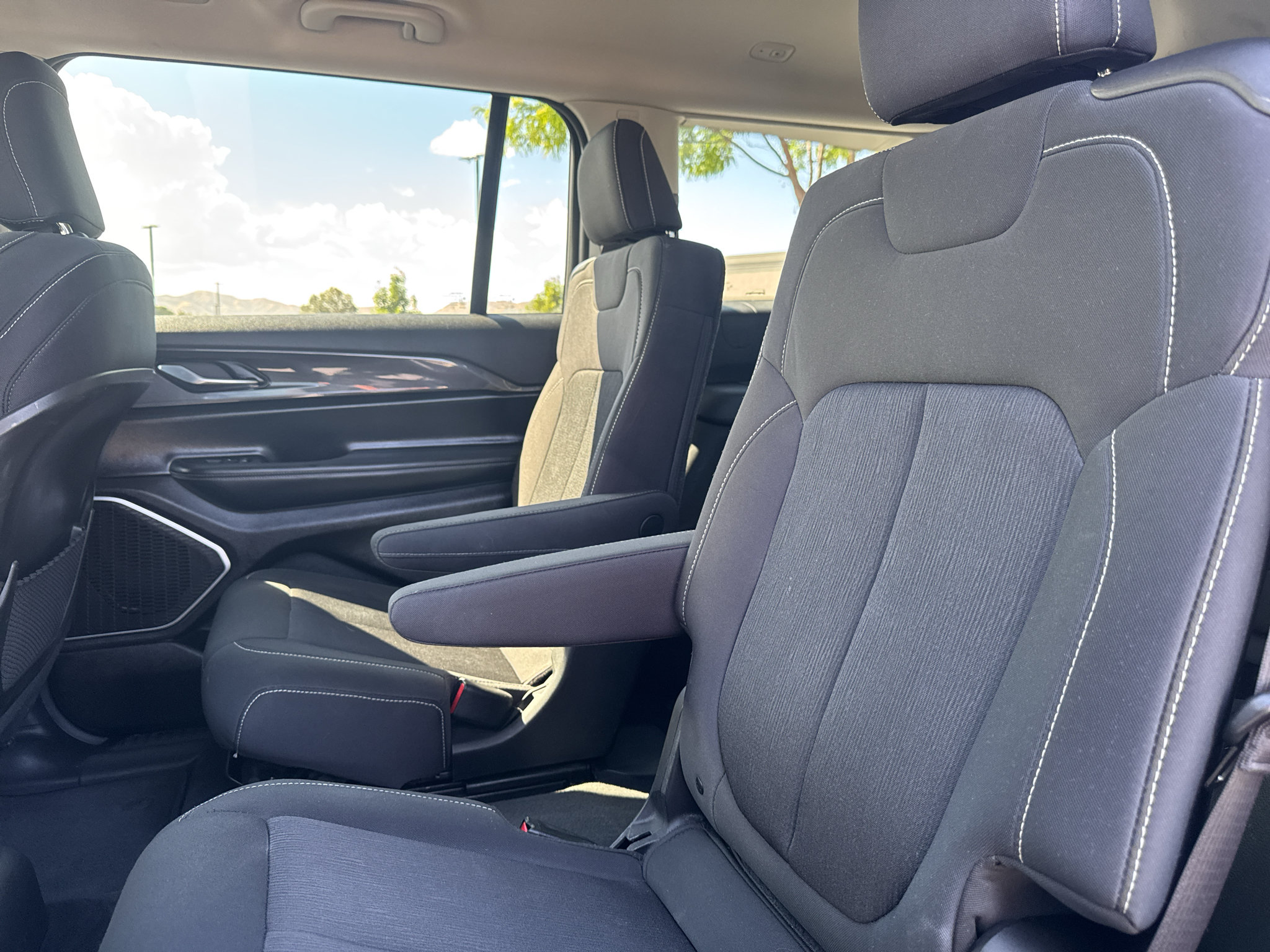 Used 2022 Jeep Grand Cherokee L Laredo w/ Luxury Tech Group I AWD/4WD image 10