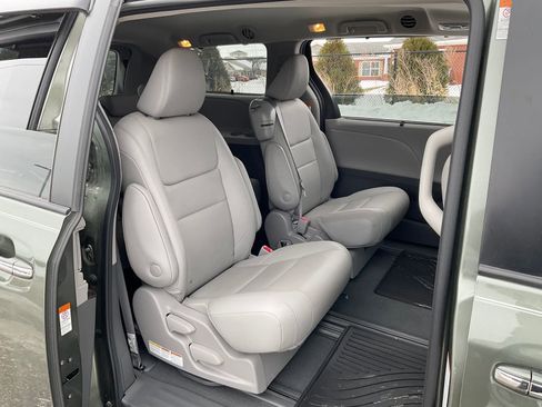 Used 2020 Toyota Sienna XLE w/ XLE Navigation Package image 23