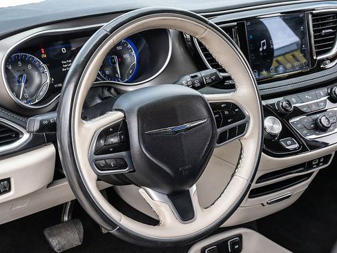 Used 2019 Chrysler Pacifica Limited image 23