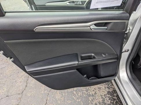 Used 2019 Ford Fusion SE FWD image 12
