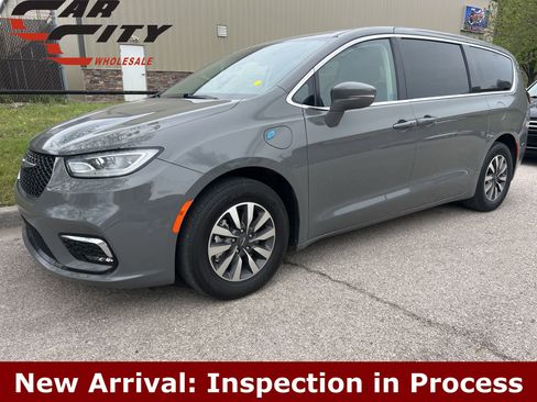 Used 2022 Chrysler Pacifica Touring-L image 1