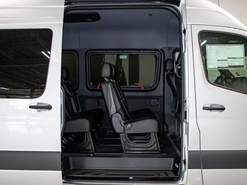 Used 2024 Mercedes-Benz Sprinter 2500 image 3