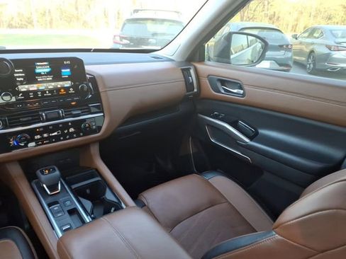 Used 2023 Nissan Pathfinder Platinum image 11