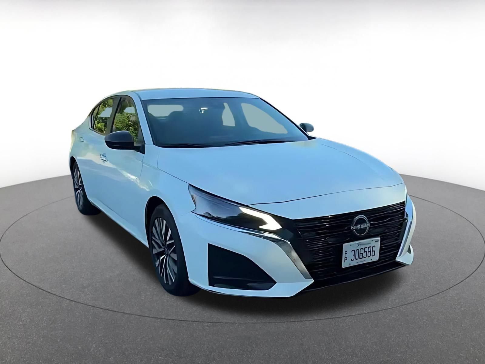 Used 2025 Nissan Altima 2.5 SV FWD image 2