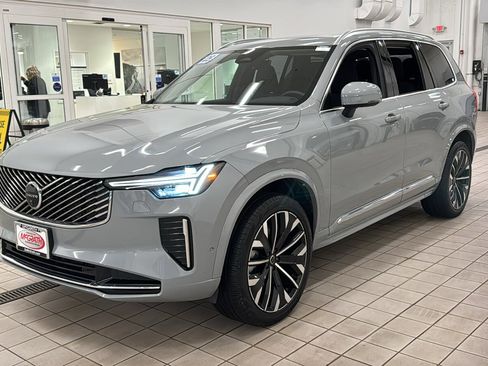 Used 2025 Volvo XC90 B6 Plus image 9