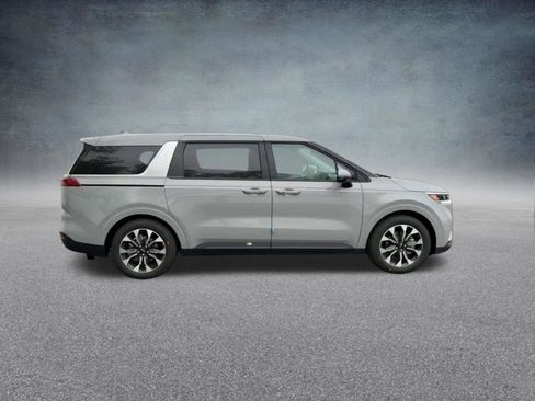 Used 2024 Kia Carnival EX FWD image 25