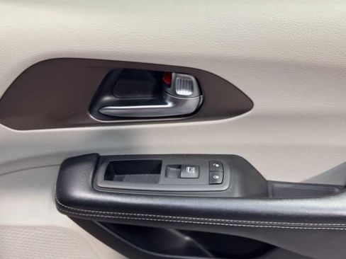 Used 2022 Chrysler Voyager LX FWD image 15