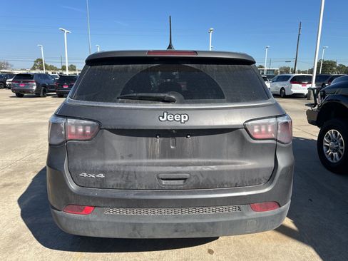 Used 2024 Jeep Compass Sport image 3