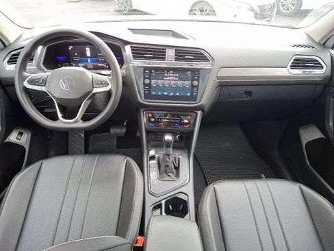 Used 2022 Volkswagen Tiguan SE w/ Panoramic Sunroof Package image 11