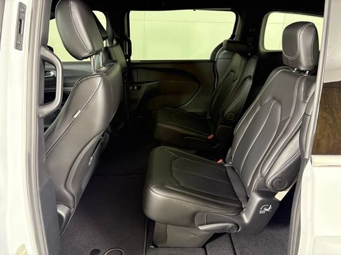 New 2026 Chrysler Pacifica Select FWD image 32