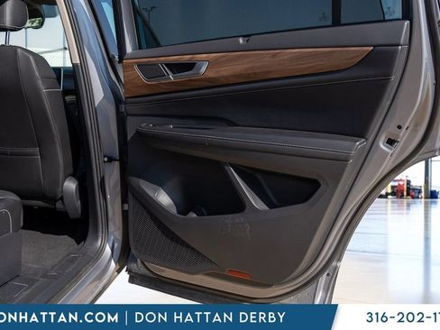 Used 2025 Volkswagen Atlas SE AWD/4WD image 24